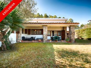 Casa aparellada a Sant Llorenç de la Muga. Bonita casa en sant llorenç de la muga