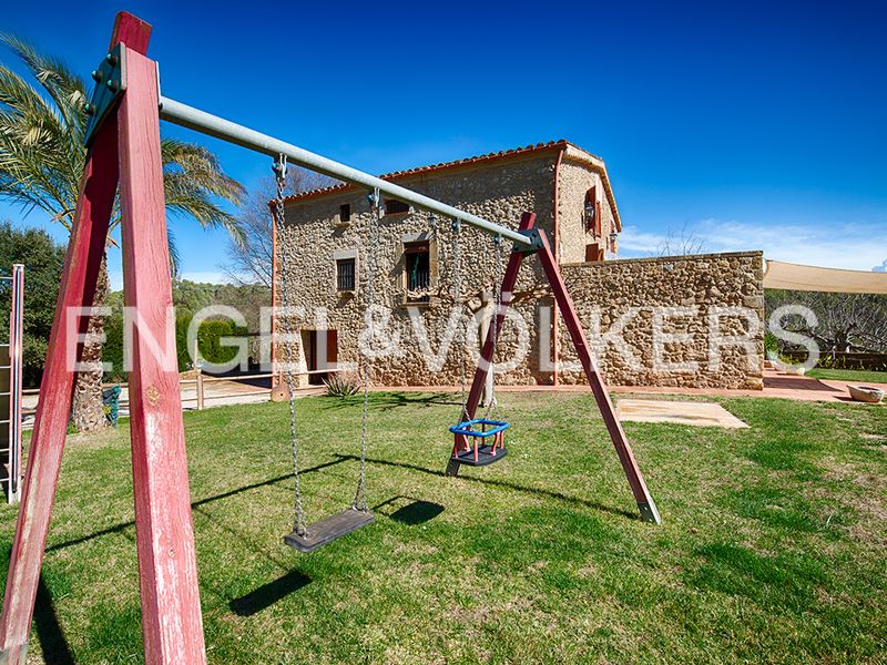 Foto 35cd8d16-3b06-4bf2-8f74-e851e394d801. Masia amb xemeneia calefacció aparcament piscina a Lladó