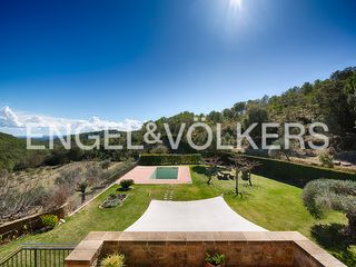 Country house in Lladó. Masía en lladó con piscina y gran superficie de terreno