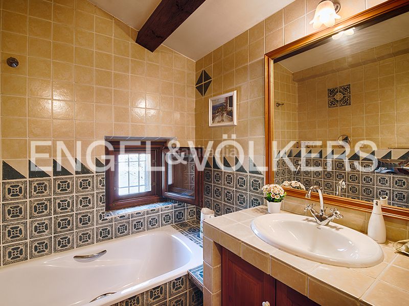 Foto f133557d-7307-4acb-94dd-4e8816d2ee26. Masia amb xemeneia calefacció aparcament piscina a Lladó