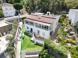 Casa aparellada a Puig Rom-Canyelles-Almadrava. Casa en puig rom con vistas al mar