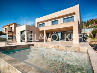 Chalet in Palau-saverdera. Casa de nueva construcción en palau-saverdera