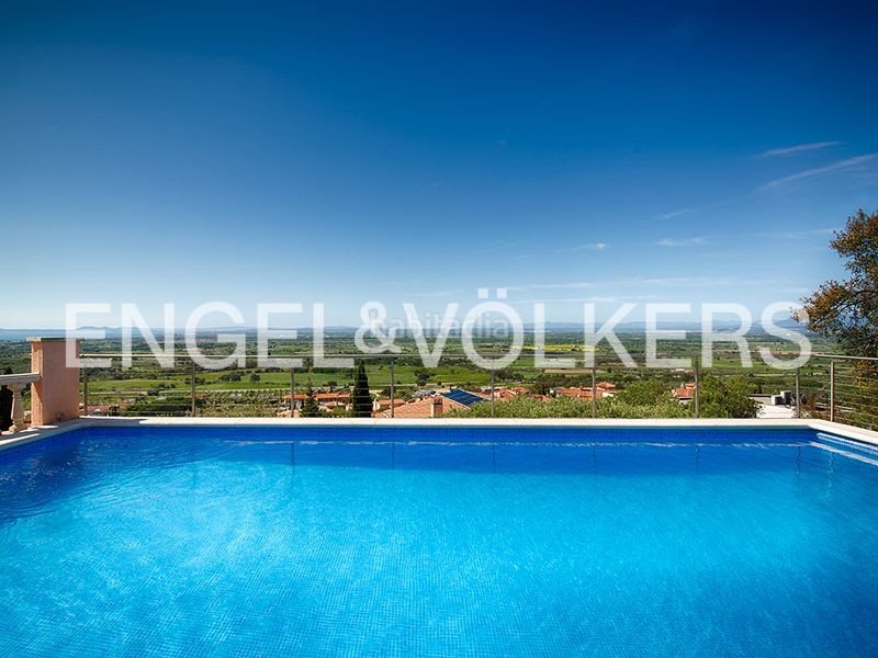 Foto 2e48b969-a453-47e6-b0bb-3c694aa0a2d0. Casa amb piscina a Palau-saverdera