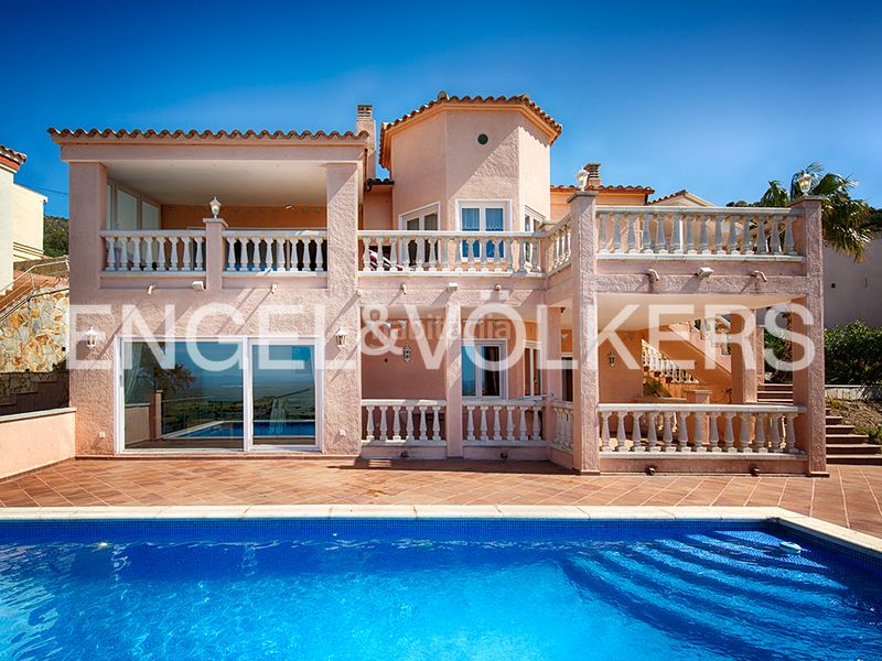Foto 467a47f1-f161-4da3-bd59-f4e1374d7269. Casa amb piscina a Palau-saverdera