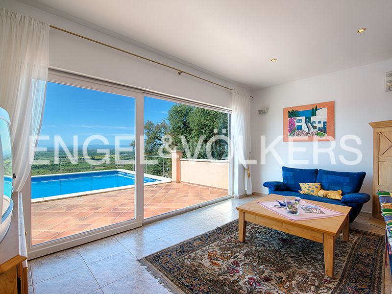 Foto f53defcd-8243-4cb8-b1f1-b367150379b2. Casa amb piscina a Palau-saverdera