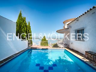 Casa  Carrer cant dels ocells. Bonita villa con des apartamentos separados en puig rom, roses