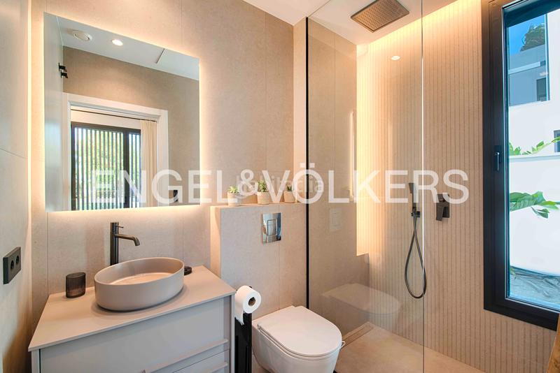 Foto 067392f4-d6ba-4f91-8928-16846b018a3f. Chalet moderna casa al canal ancho con 12,50 m de amarre en Empuriabrava