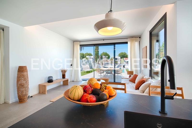 Foto 2a0ed17b-3b96-4d4d-8200-0fe3f69e2f2b. Chalet moderna casa al canal ancho con 12,50 m de amarre en Empuriabrava