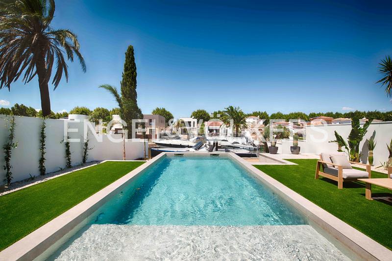 Foto 364a139b-96f6-464a-9980-34eb2402e561. Chalet moderna casa al canal ancho con 12,50 m de amarre en Empuriabrava