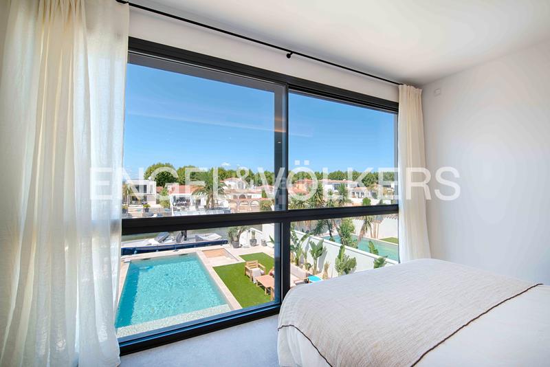 Foto 54538f3d-8c95-43dc-ac4f-ea8992597784. Chalet moderna casa al canal ancho con 12,50 m de amarre en Empuriabrava