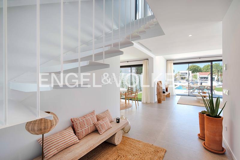 Foto 6bf34bc5-9767-40cd-8fbb-9e24b028b478. Chalet moderna casa al canal ancho con 12,50 m de amarre en Empuriabrava