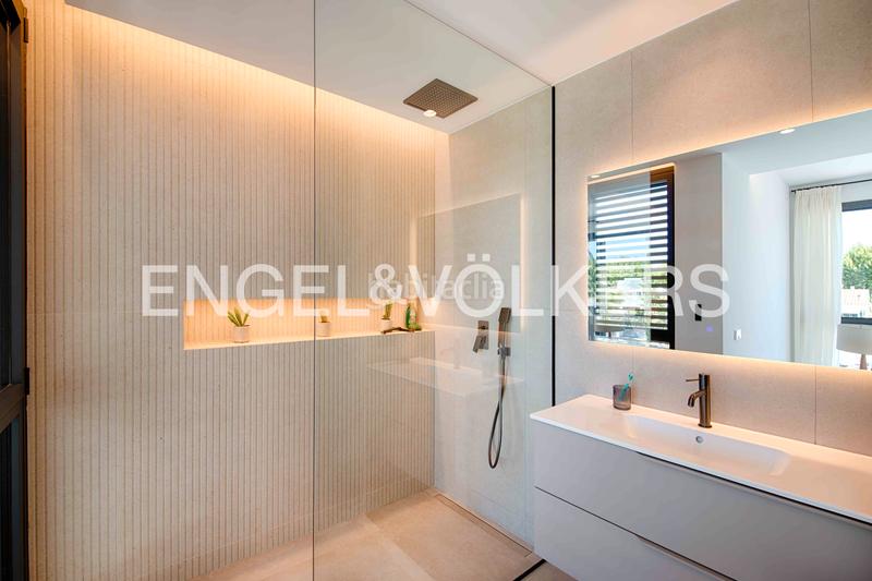 Foto 8003a1b6-4979-4675-b30d-d5995b431254. Chalet moderna casa al canal ancho con 12,50 m de amarre en Empuriabrava