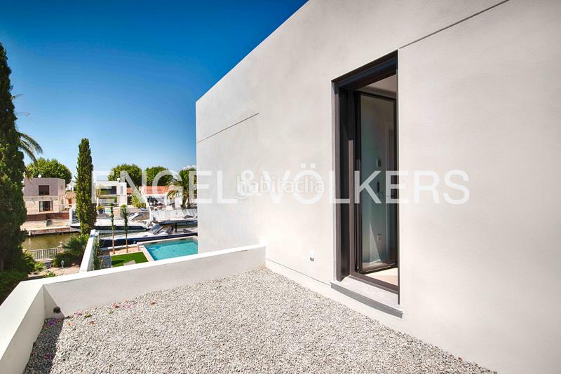 Foto 8447ae5e-1681-4bac-9333-301ae055ba24. Chalet moderna casa al canal ancho con 12,50 m de amarre en Empuriabrava