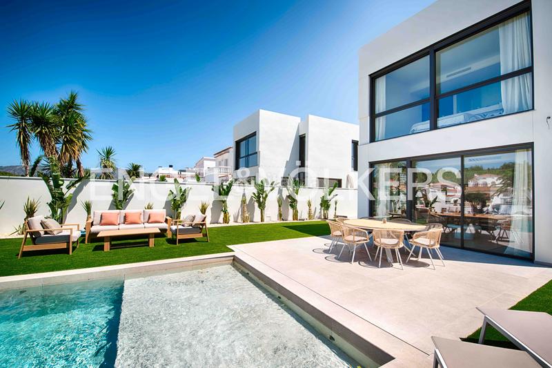 Foto 8c8846fb-48e4-4e39-8d43-0b5aa2f02c88. Chalet moderna casa al canal ancho con 12,50 m de amarre en Empuriabrava