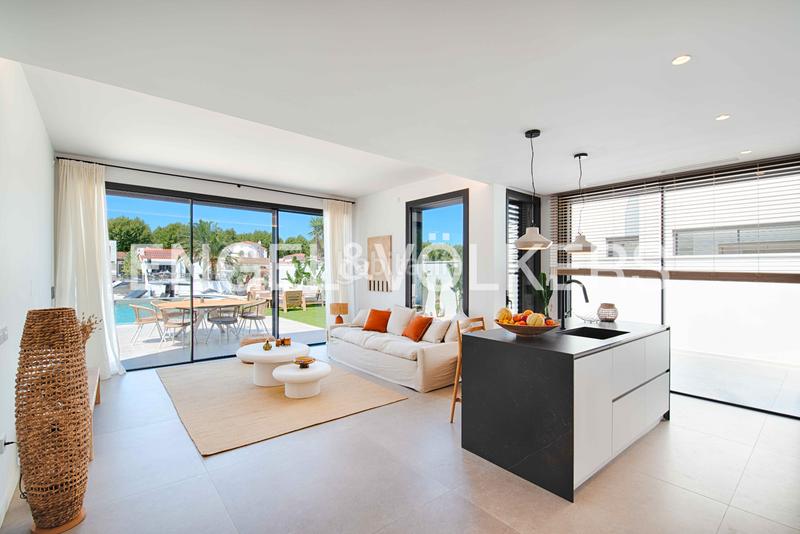 Foto 901a335e-a391-4ca5-a431-230b831439b8. Chalet moderna casa al canal ancho con 12,50 m de amarre en Empuriabrava