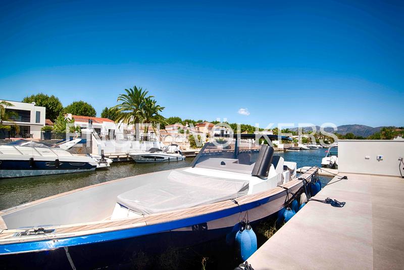 Foto 959df78f-deb5-45e7-b0f2-2d74847f7b3f. Chalet moderna casa al canal ancho con 12,50 m de amarre en Empuriabrava