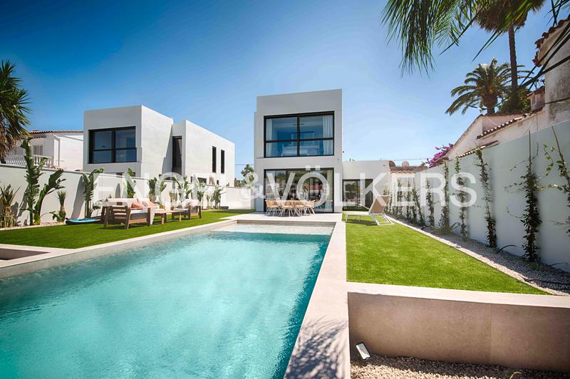 Foto a4af9f8f-84eb-4486-be0e-4199e04d3421. Chalet moderna casa al canal ancho con 12,50 m de amarre en Empuriabrava