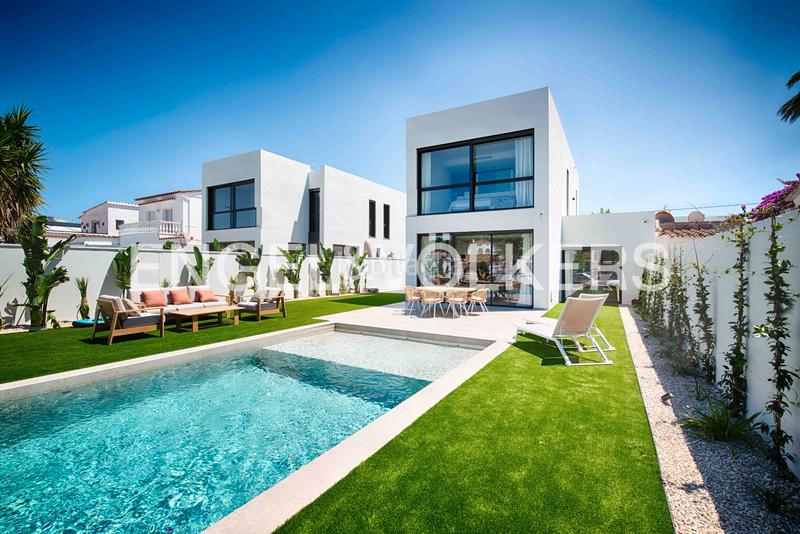 Foto c17429f7-76d7-4215-b73c-f33433e20a71. Chalet moderna casa al canal ancho con 12,50 m de amarre en Empuriabrava