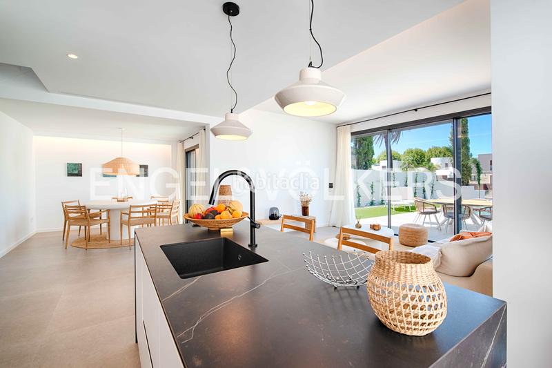 Foto c4f76609-425c-4143-8eb8-15c002b543ea. Chalet moderna casa al canal ancho con 12,50 m de amarre en Empuriabrava