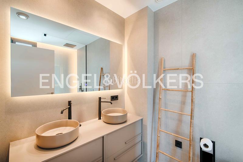 Foto cd216fe7-f2c3-4a9f-9a20-982951b8ebe2. Chalet moderna casa al canal ancho con 12,50 m de amarre en Empuriabrava