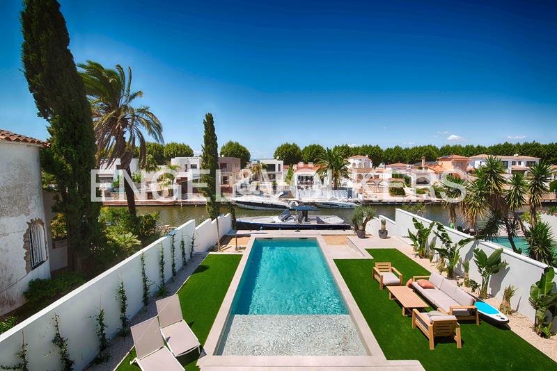 Foto d16e6f63-4f89-442c-afc8-276b36c5a8d9. Chalet moderna casa al canal ancho con 12,50 m de amarre en Empuriabrava