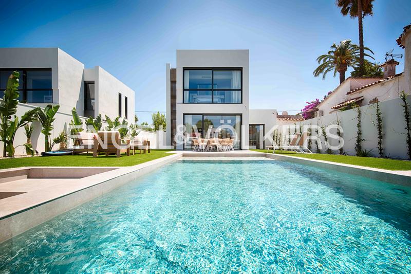 Foto d1892688-bf65-4d05-bf86-65120c417e5a. Chalet moderna casa al canal ancho con 12,50 m de amarre en Empuriabrava