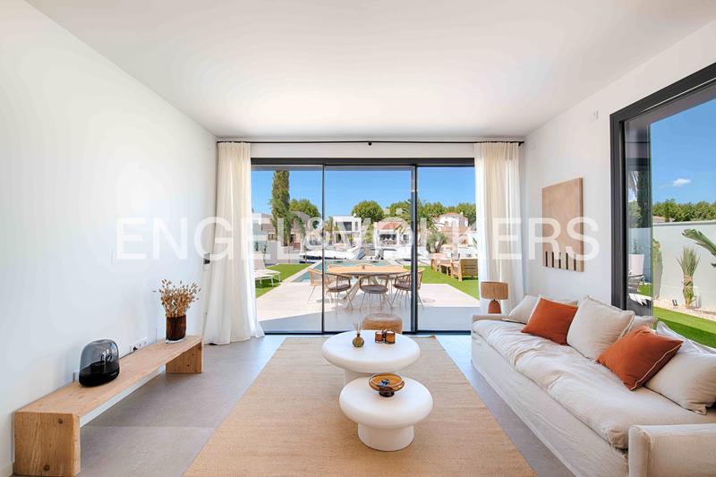 Foto f1946c0c-d8b7-4cc5-8e3d-9b95a880214e. Chalet moderna casa al canal ancho con 12,50 m de amarre en Empuriabrava