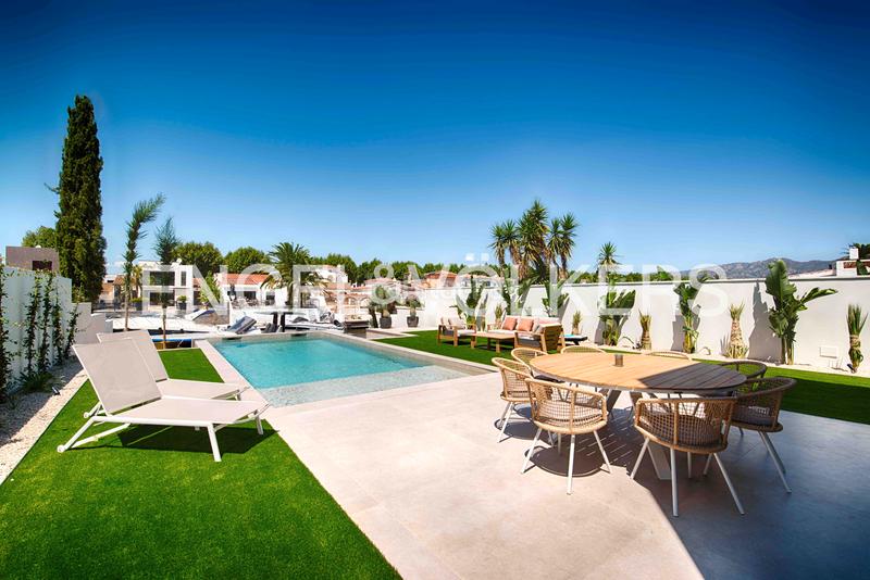 Foto f85aa42b-2110-461c-a12a-c2d959bb590b. Chalet moderna casa al canal ancho con 12,50 m de amarre en Empuriabrava
