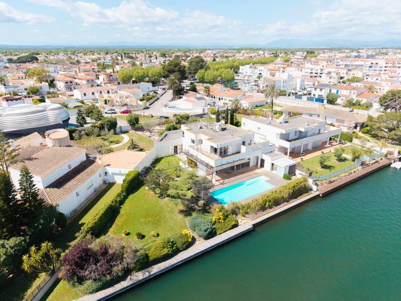 Foto 674982da-b3fe-43c4-b113-33f7f374805b. Chalet propiedad exclusiva en venta antes de los puentes en Empuriabrava