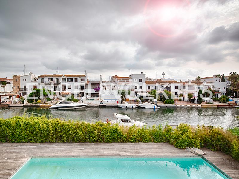 Foto 9a9f15ff-7ad8-49a5-af4a-85c2420a1317. Chalet propiedad exclusiva en venta antes de los puentes en Empuriabrava