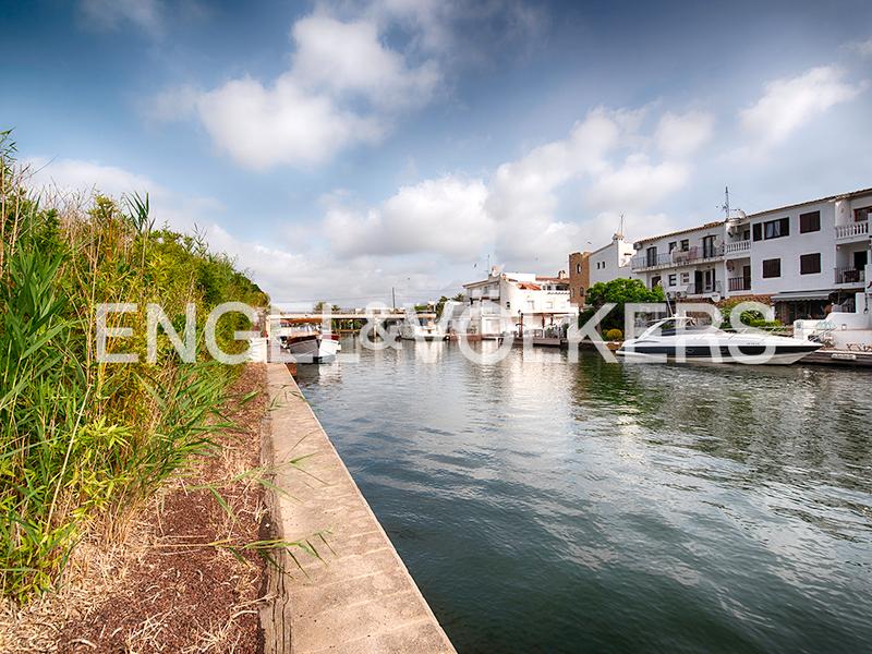 Foto f892c61b-4200-4f2e-b2a6-744359f4bd61. Chalet propiedad exclusiva en venta antes de los puentes en Empuriabrava