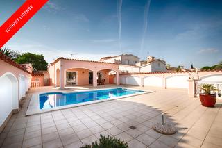 Casa  Carrer noguera. Casa de una sola planta en el canal ancho