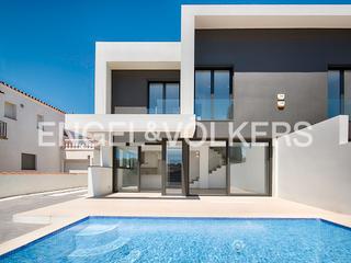 Casa aparellada  Carrer requesens. Casa de obra nueva en una ubicacin inmejorable