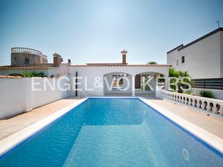 Casa  Carrer noguera. Casa de planta baja al canal ancho con amarre