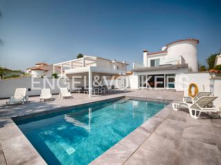 Xalet  Carrer fluvià. Moderna casa con amarre y piscina en amplio canal