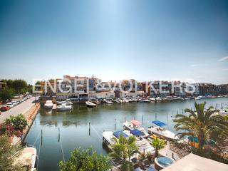 Apartament  Carrer port empordà. Apartamento con terraza y amarre en el canal