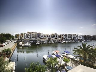 Apartment  Carrer port empordà. Apartamento de tres dormitorios y parking privado