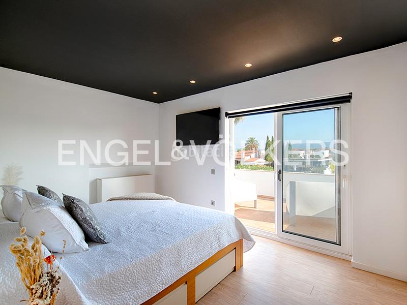 Foto 00ea287d-8337-4115-87c3-41f733e6346b. Chalet impresionante casa en el canal principal en Empuriabrava