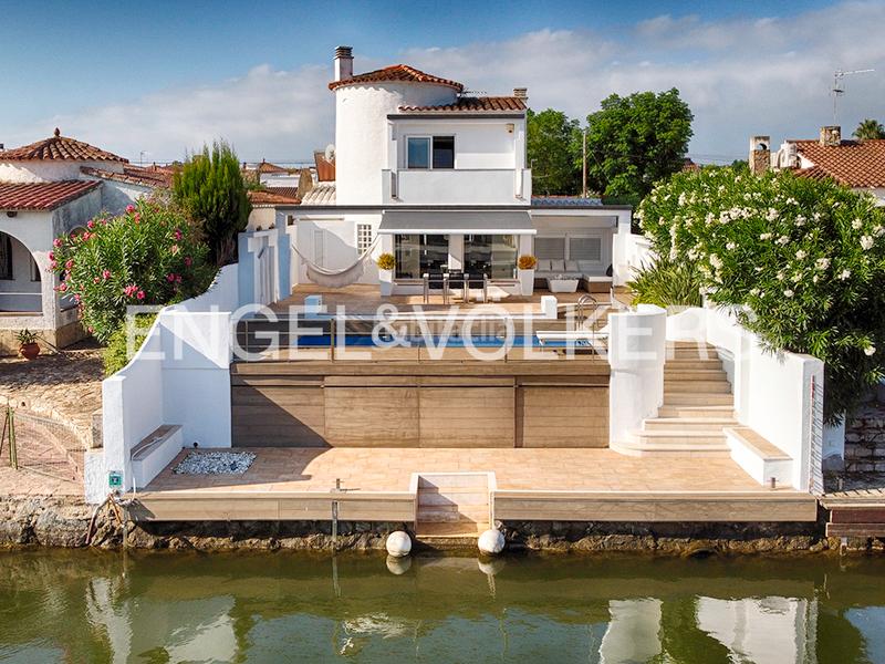 Foto 10b77213-e450-4f15-b221-7a87564a2e96. Chalet impresionante casa en el canal principal en Empuriabrava
