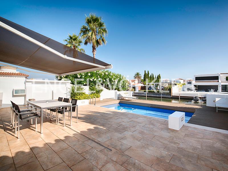 Foto 1fbd9f9a-a392-465c-bc59-1f616b07f5dd. Chalet impresionante casa en el canal principal en Empuriabrava