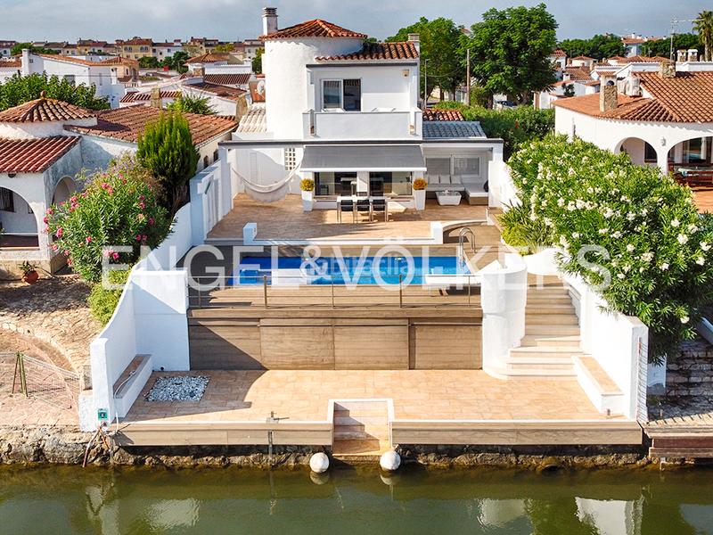 Foto 485ed31f-82a6-455d-905d-38788ba9c07c. Chalet impresionante casa en el canal principal en Empuriabrava