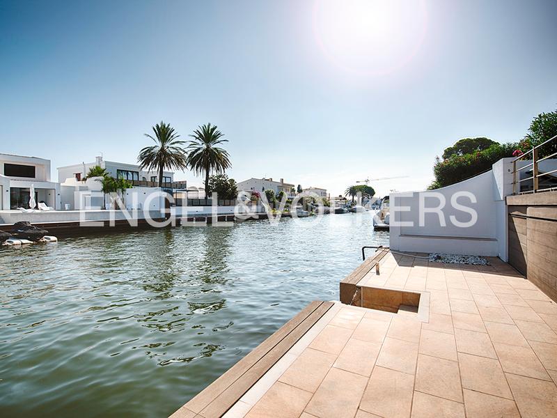 Foto 4c28843a-6147-4775-bfc6-2185506cef45. Chalet impresionante casa en el canal principal en Empuriabrava