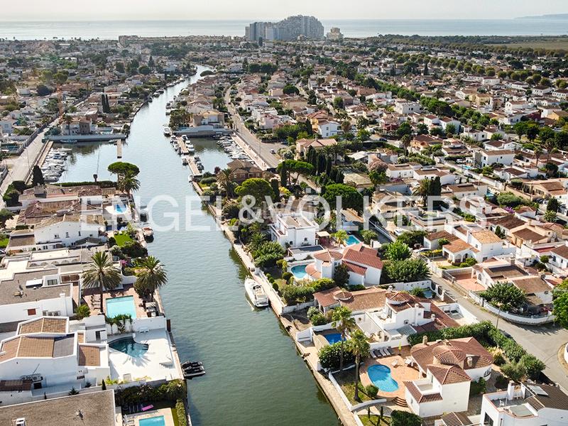 Foto 5f972c28-e287-41cc-b39b-31e38c6079e9. Chalet impresionante casa en el canal principal en Empuriabrava