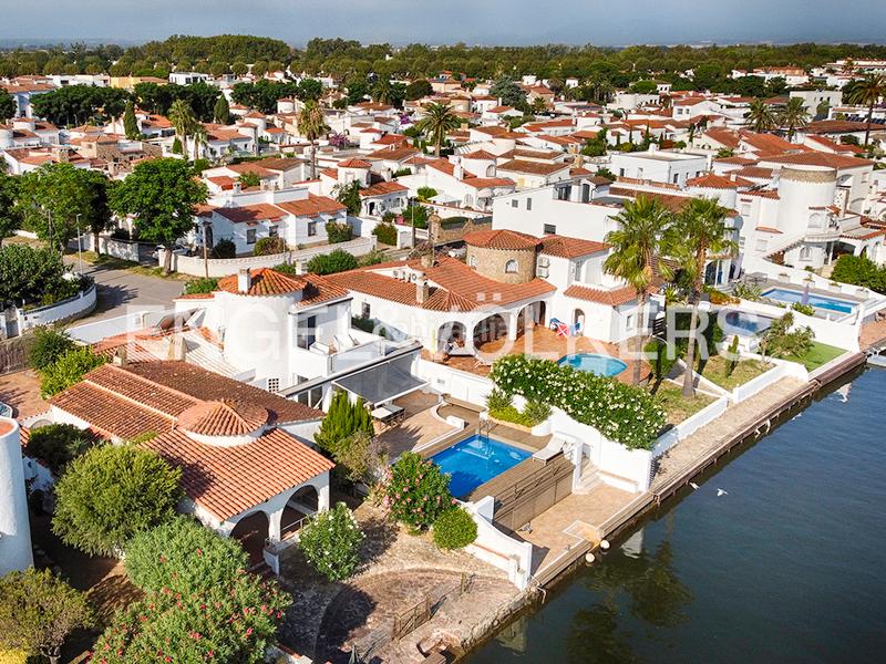 Foto ae31d4ac-41ba-4b6e-b17b-d59100525532. Chalet impresionante casa en el canal principal en Empuriabrava