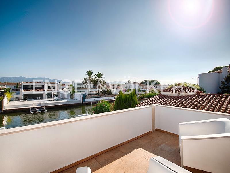 Foto b57e011f-ebfb-497f-a4e3-96a1476a38cc. Chalet impresionante casa en el canal principal en Empuriabrava