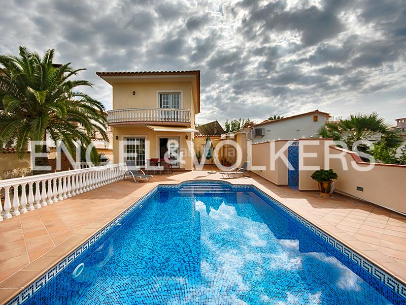 Foto 64438448-3b18-4b54-a2ea-ba618e1c7ad4. Casa  en ubicación excepcional en el canal ancho en Empuriabrava