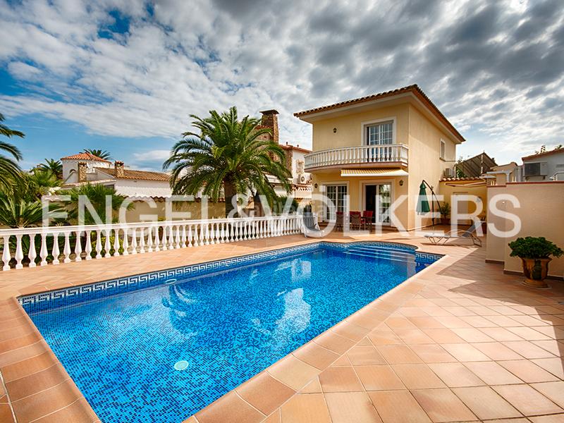 Foto 9d814ae4-50e0-4e2c-ba1e-0ec5e03d7a85. Casa  en ubicación excepcional en el canal ancho en Empuriabrava