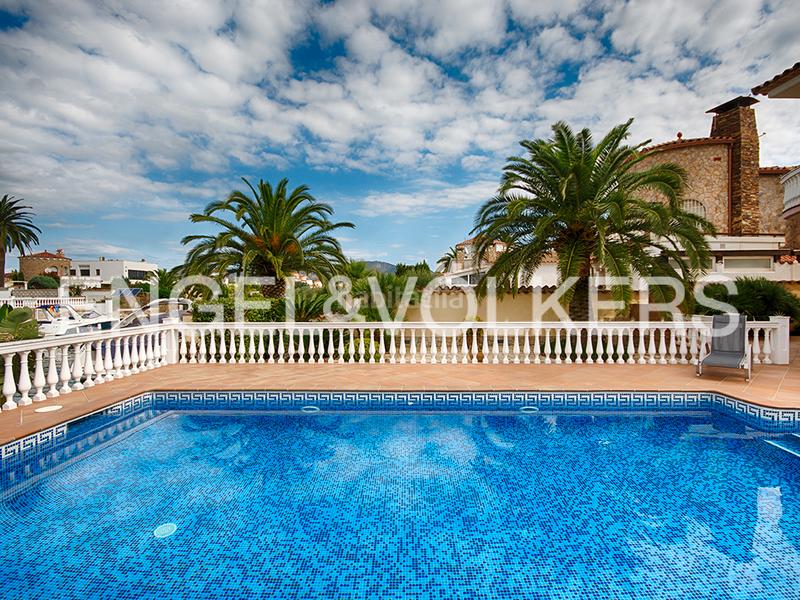 Foto b2ecac4d-bddc-4cad-8110-3a8660cd233d. Casa  en ubicación excepcional en el canal ancho en Empuriabrava