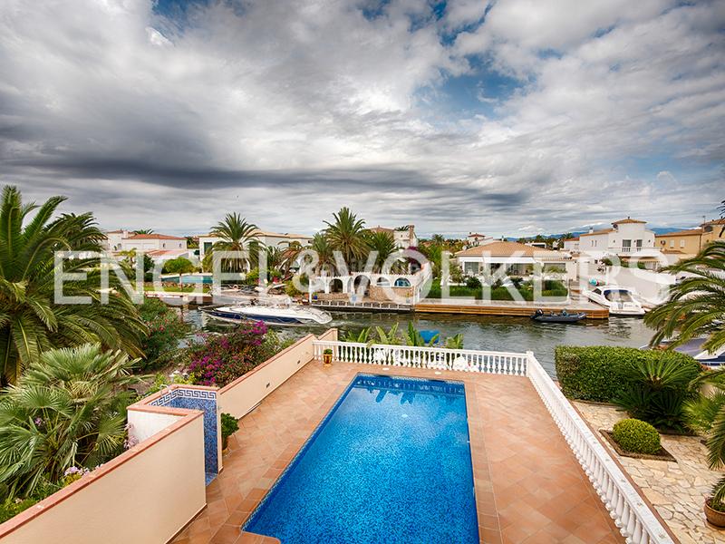 Foto f4848f3c-ab1e-45f3-802c-8024cf610d60. Casa  en ubicación excepcional en el canal ancho en Empuriabrava