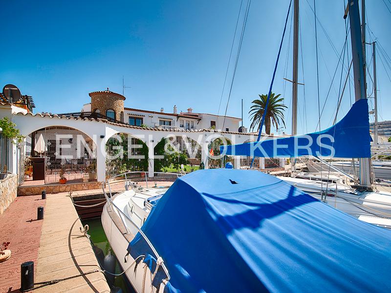Foto 6a8839f9-f776-42d7-9fba-629fecac60f4. Chalet villa en la playa con cuatro amarres en Salins - Cavall de Mar Empuriabrava